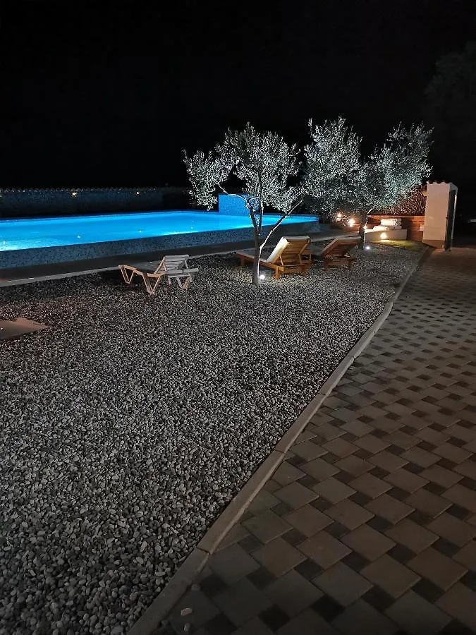 Jacuzi Cottage In The Olive Grove Pula Camping