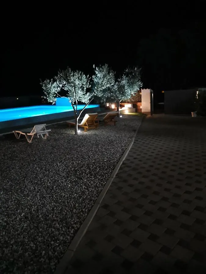 Camping Jacuzi Cottage In The Olive Grove Pula